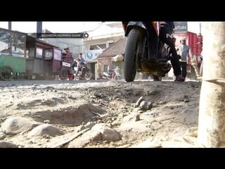 Video herunterladen: Jalan di kawasan Pasar Prungpung Bogor rusak parah - IMS