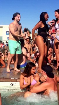 Quand un gros lourd tente tout pour draguer en teuf au bord de la piscine