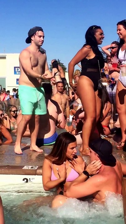 Quand un gros lourd tente tout pour draguer en teuf au bord de la piscine