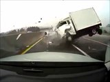 Collision impressionnante sur l'autoroute. Un camion percute une voiture à grande vitesse