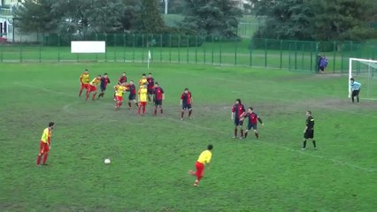 Un joueur célèbre son but avec un coup de tête dans la vitre du banc de touche