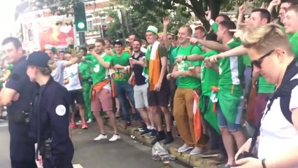 Des supporteurs irlandais draguent une policière française