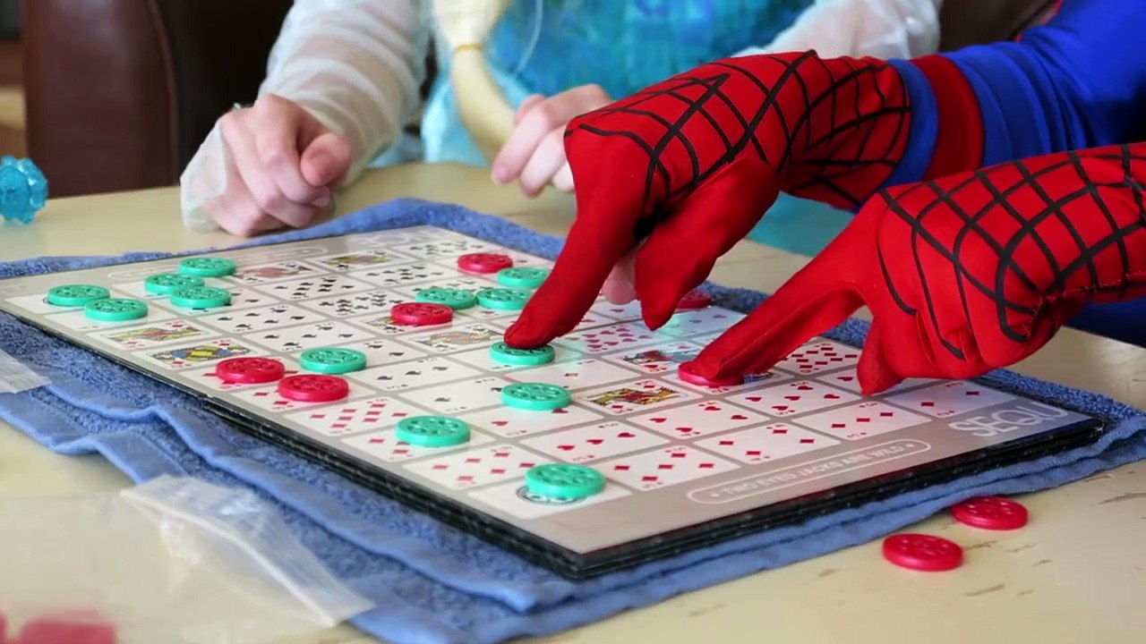 Dondurulmuş Elsa Kel Goes! Maleficent Prank! Spiderman ve Pembe Spidergirl ile!