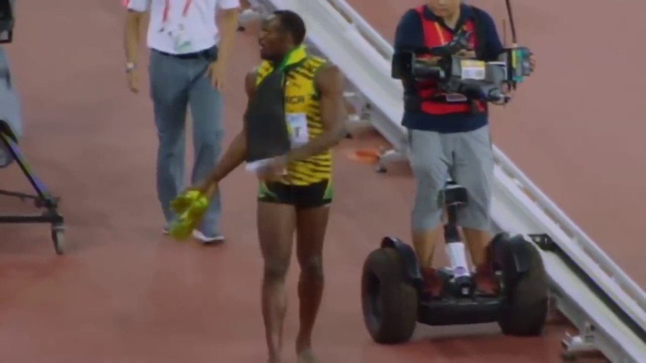 Usain Bolt chute après une collision avec un cameraman