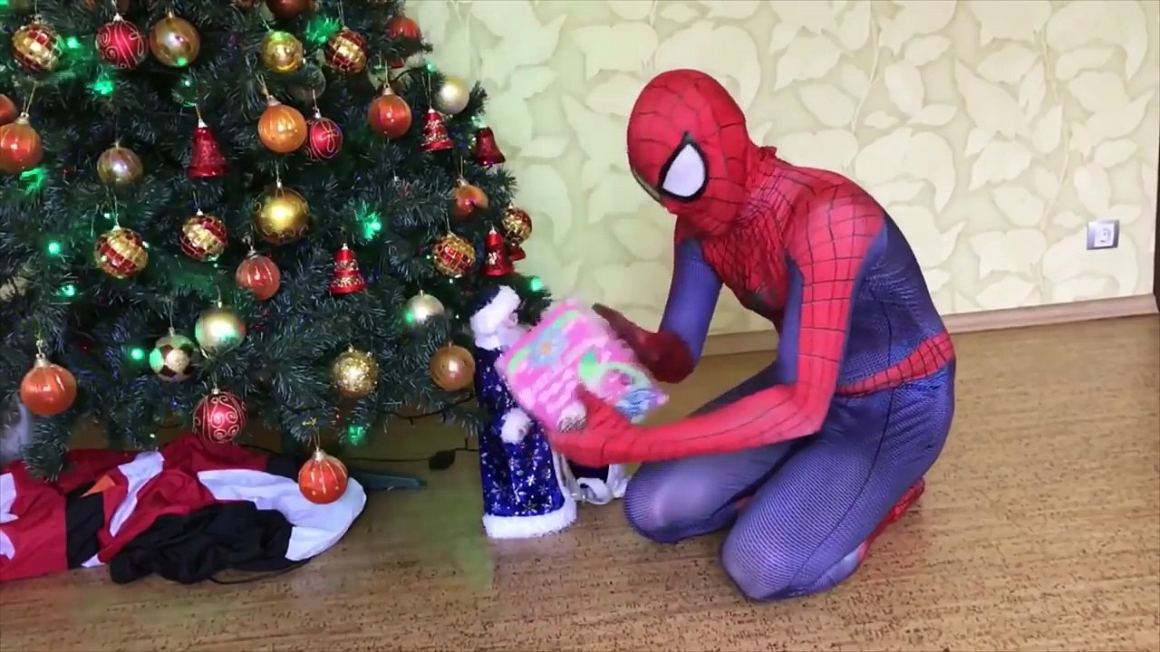 Motorcycle SpiderMan NEEDS TO POOP, but Frozen Elsa & Batman closed the toilet PRANK Superheroes IRL