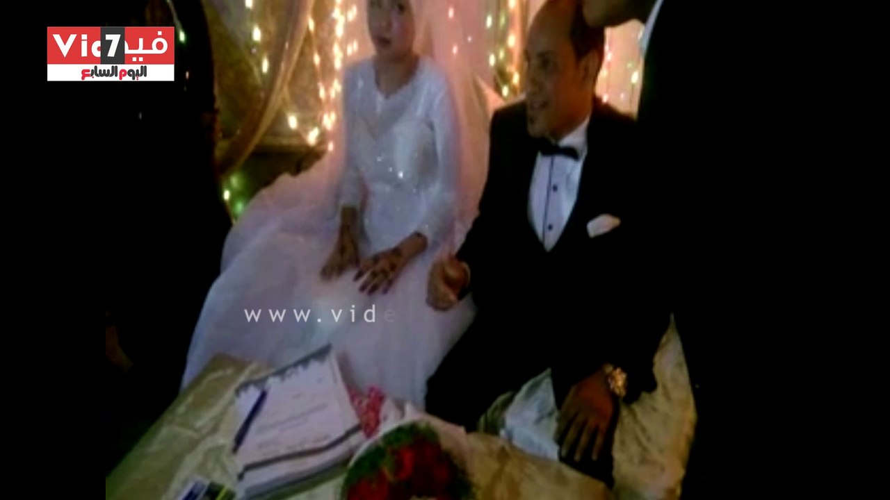 عريس وعروسة يوقعان استمارة "علشان تبنيها" فى قنا