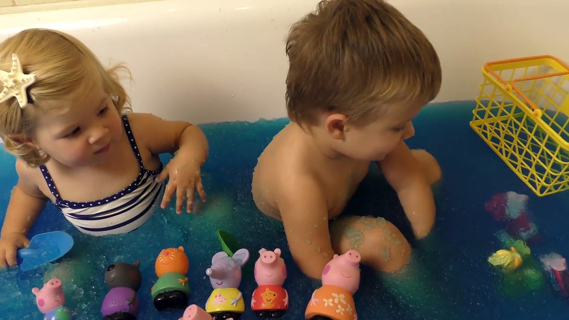 ⁣✿ Желейная Ванная Растим Снег в Ванной Ищем Сюрпризы Squishy Gelli Baff with toys