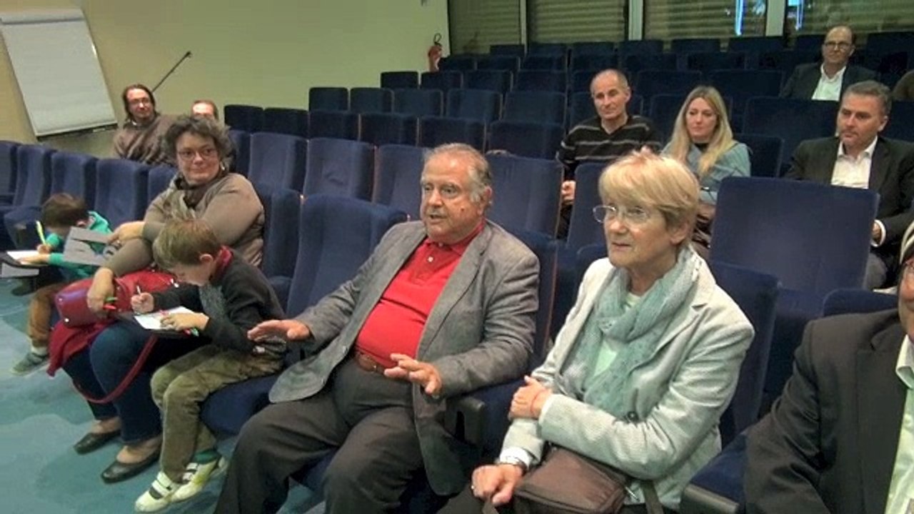 10 associations de commerçants de l'Yonne donnent un chèque de 3 200 euros pour la recherche contre le cancer du sein