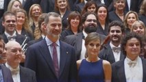 Los Reyes saludan a la orquesta tras el tradicional concierto previo a los Princesa de Asturias