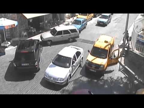 Dikkatsiz sürücülerin kazaları mobese kamerasına yansıdı