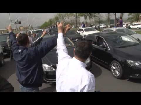 MHP'li muhalifler polis barikatı önünde toplandı