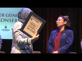 Özgecan Aslan 'Anneler Günü' özel konserinde de ağlattı