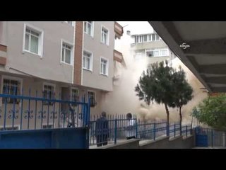 Yan yatan bina çöktü