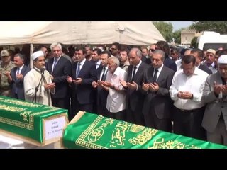 Diyarbakır'daki patlamada hayatını kaybeden 13 köylü yan yana defnedildi