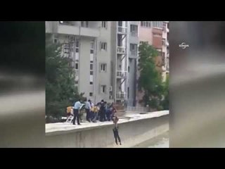 Sele kapılan vatandaşın imdadına polisler yetişti