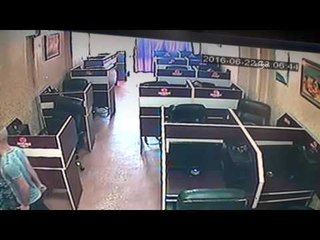 Gözünün önündeki telefonu böye çaldırdı