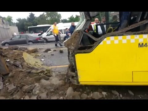 TIR, metrobüs yoluna girdi! Seferler durdu, trafik kilit