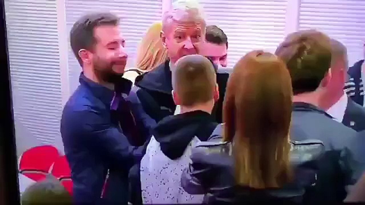 Aficionado busca tomarse un selfie con Arsene Wenger, técnico del Arsenal, y falló en el intento