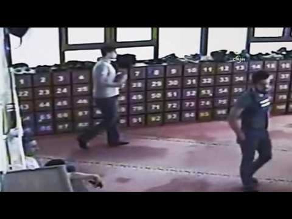 Camide Kur'an okuyormuş gibi yapıp çantayı çaldı