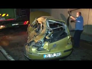 Geçitte sıkışan TIR’a arkadan gelen otomobil çarptı: 1 yaralı