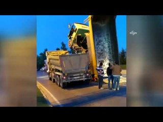 Damperi açılan kamyon asılı kaldı