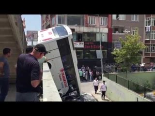 Servis otobüsü taksileri ezdi: 3 yaralı