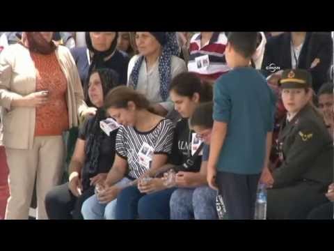 İki kardeş, anne ve babalarına asker selamıyla veda etti