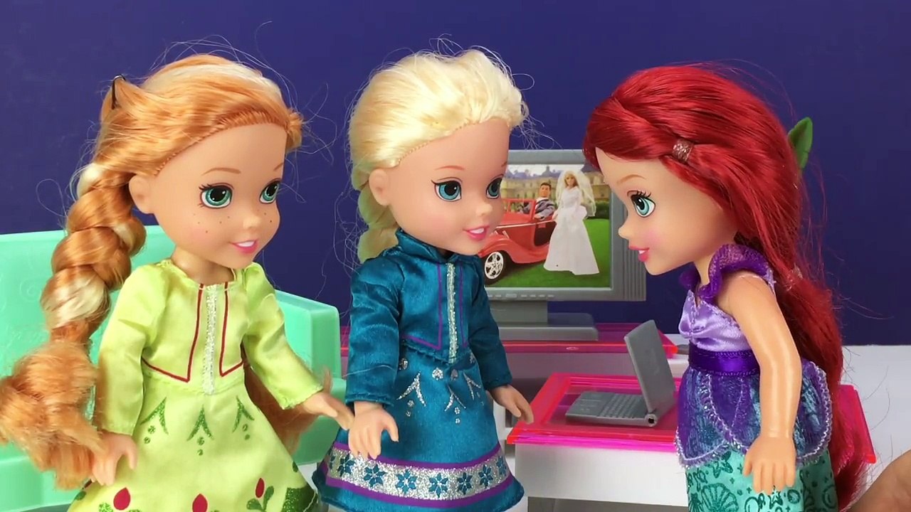 Frozen Elsa Vacuums and Cleans Up With Frozen Anna and Rapunzel Toddlers and More!