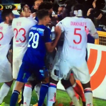 Fan con bebé en brazos participa en pelea contra futbolistas