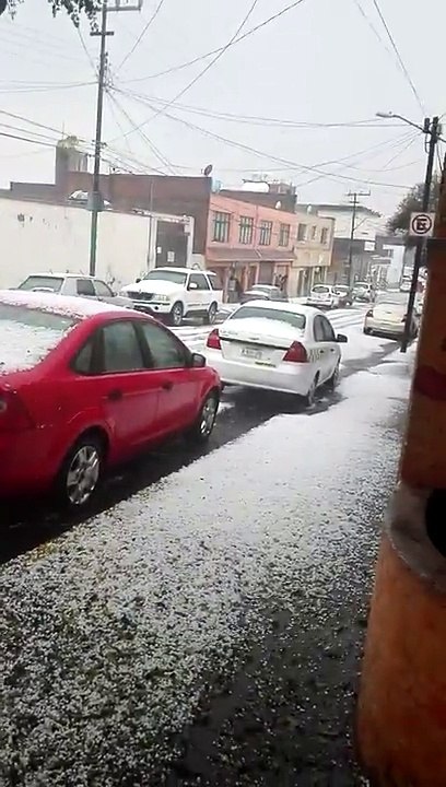 Granizo cubre de blanco las calles de Toluca