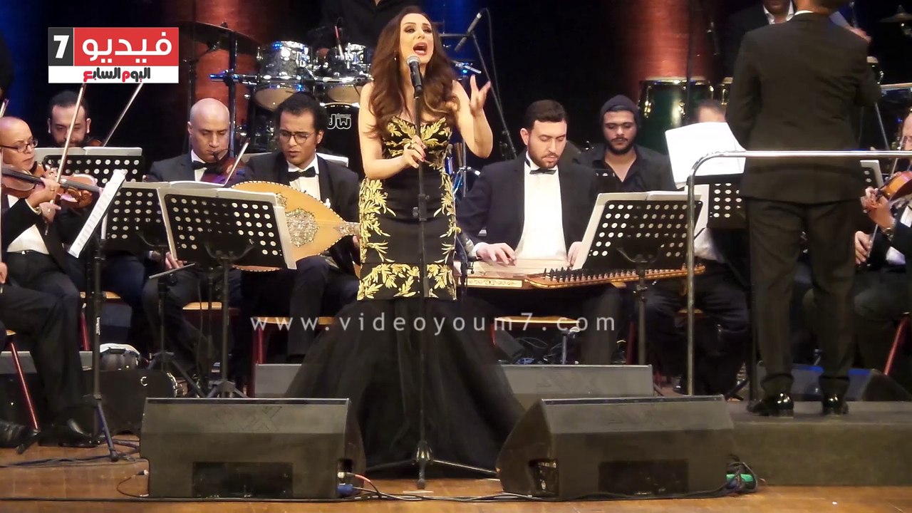 أنغام تغنى "واحدة كاملة" لايف