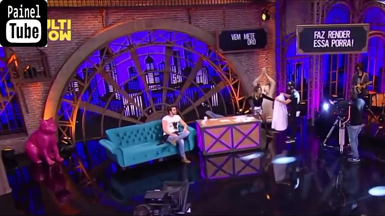 Luan Santana dá beijo em Tatá Werneck e manda recado para haters ‘vai tomar no c '