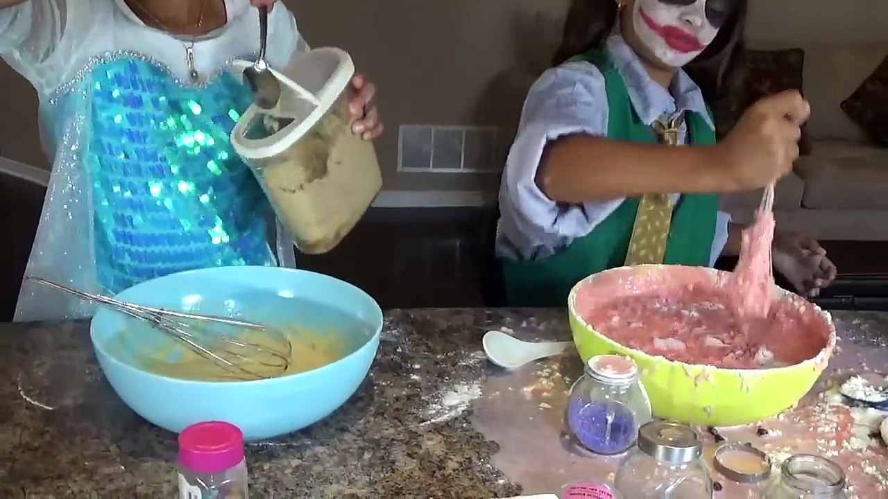 COOKIE FOOD FIGHT BAD JOKER GIRL VS FROZEN ELSA w/ Spatula Toys To See FAMILY