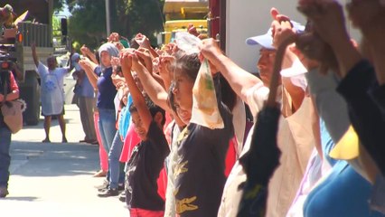 Afectados conmemoran con cadena humana el primer mes del terremoto en México