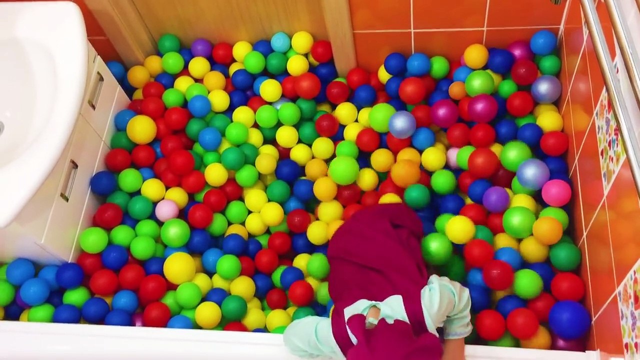 Bad Baby Маша и Медведь прыгаем в ШАРИКИ в ванной Маша и Медведь новые серии Развлечения для детей