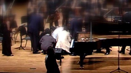 무대에서 쓰러진 연주자 또 관객이 살렸다 / YTN