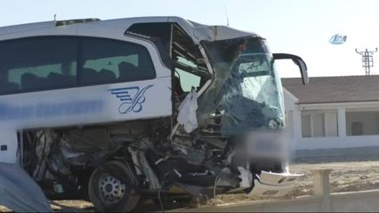 Afyonkarahisar'da Tur Otobüsü ile Tır Çarpıştı
