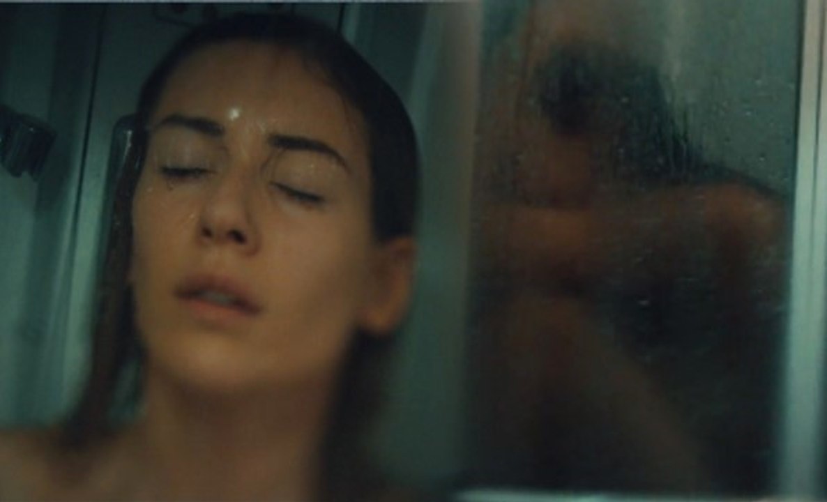 Sinem Kobal, Yeni Dizisinin İlk Bölümünde Çırılçıplak Banyoya Girdi