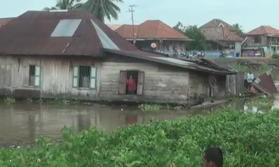 Gotong Royong Warga OKI Tarik Rumah Rakit
