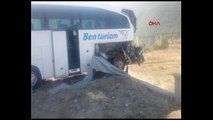 Afyonda feci kaza! Tur otobüsüyle TIR çarpıştı: 23 yaralı