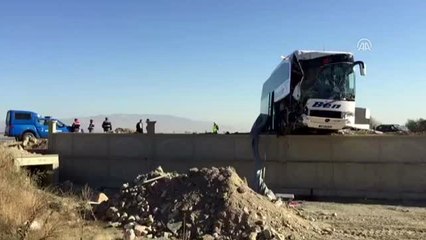 Yolcu Otobüsü Tıra Çarptı: 1 Ölü, 22 Yaralı