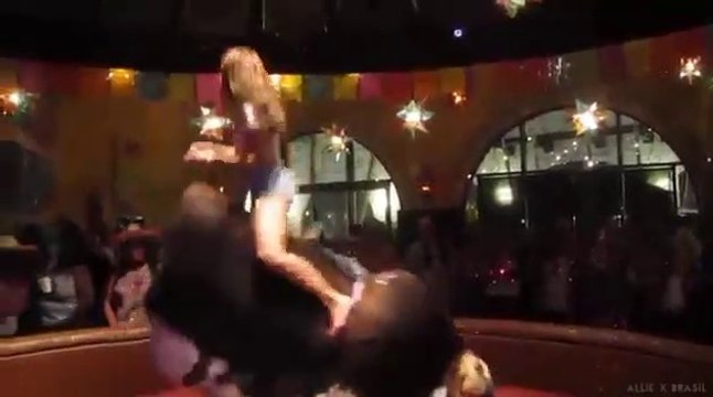 Cette jolie demoiselle déchire tout sur ce taureau mécanique!