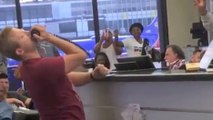 Un homme prend le micro d’une hôtesse pour mettre l’ambiance pendant le retard d’un avion