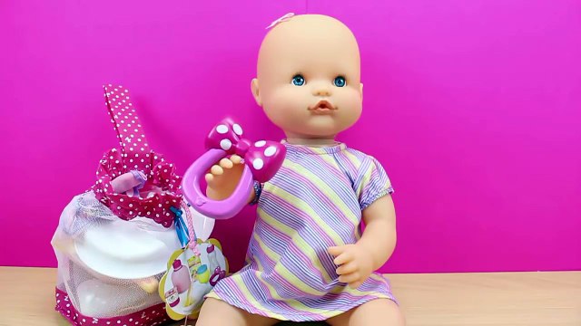 Set de accesorios para la comida de NENUCO en español | La Bebé Nenuco come papilla en la trona