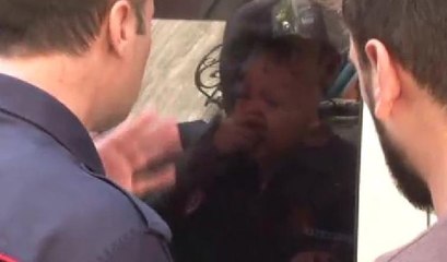 Kamyonet içinde unutulan bebeği itfaiye son anda kurtardı