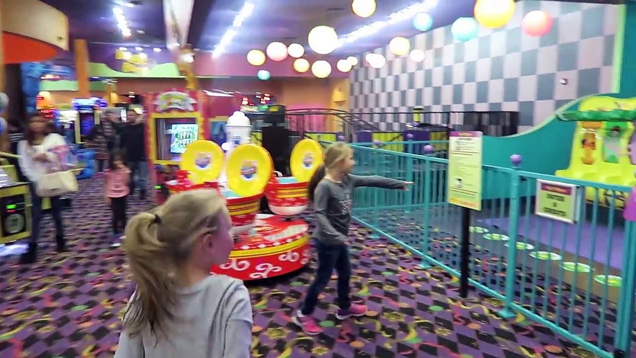 FAMILY FUN PLAYING AT JOHNS INCREDIBLE PIZZA! | PARTY TIME!