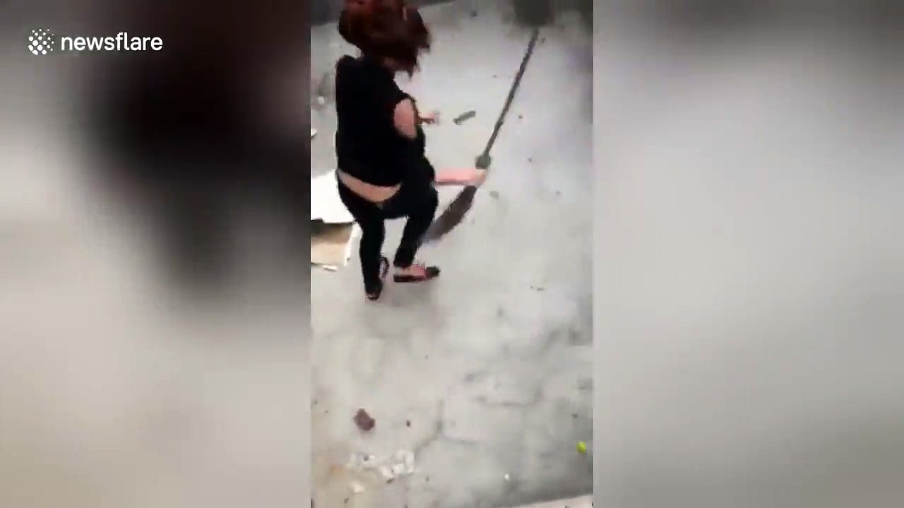 Chassée par un gros rat sur un chantier cette femme devient folle !