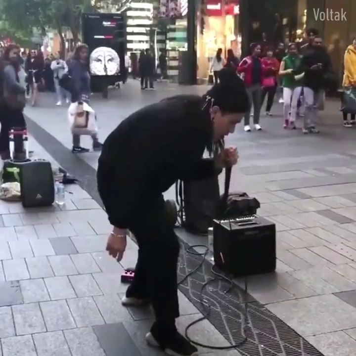 Effets sonores de fou juste avec sa voix ! Maître Beatbox !