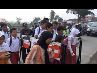 IMS - Cara unik menyebrang jalan raya