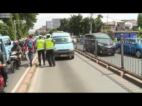 NET17 - Puluhan kendaraan masih nekad lewat jalur bus Transjakarta